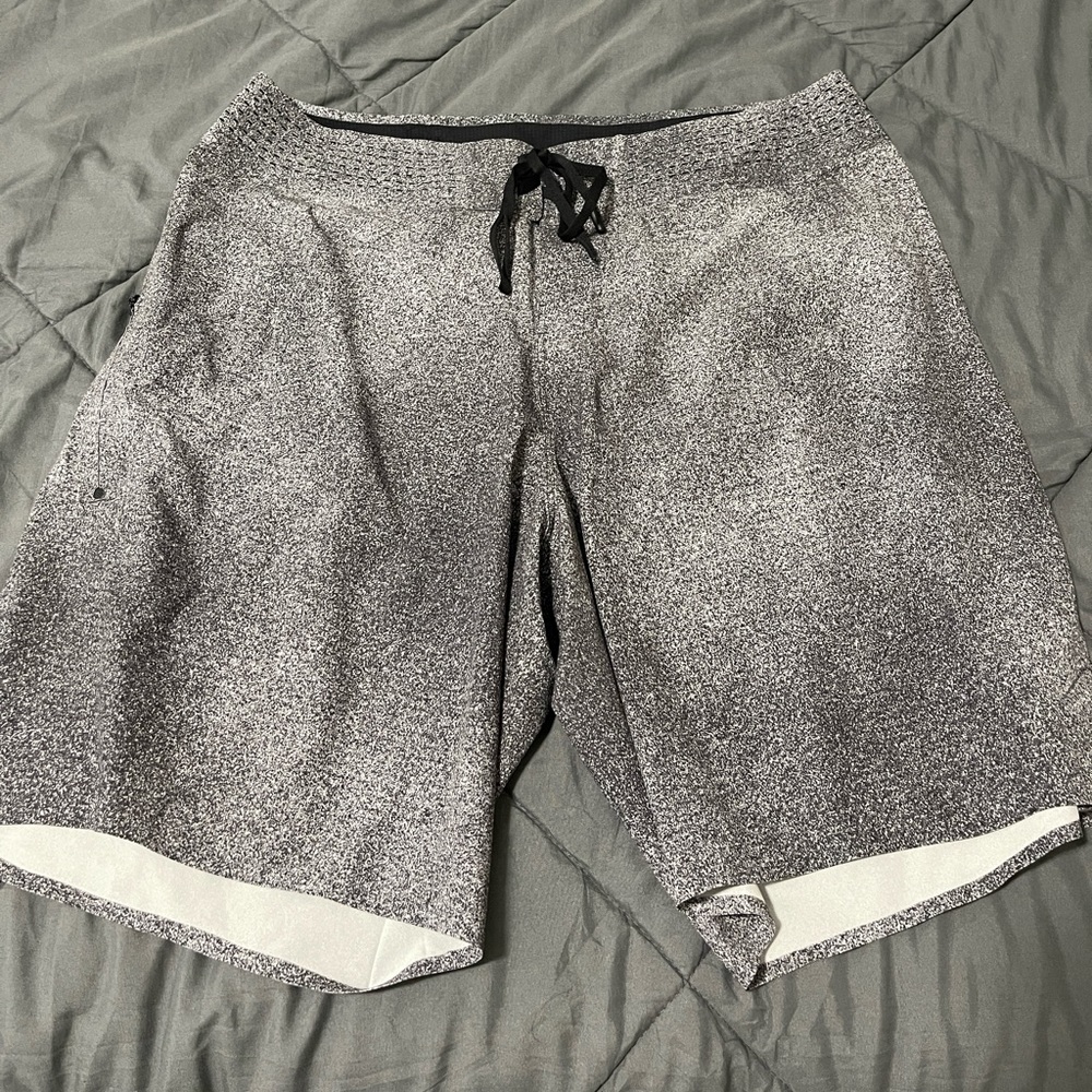 Lulu Lemon Shorts size 32 (good condition)